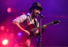 Fernando Anitelli volta ao Recife com o espetáculo, “O Teatro Mágico – Voz e Violão”