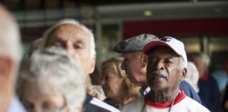 Caixa começa a pagar PIS para cotistas a partir de 60 anos