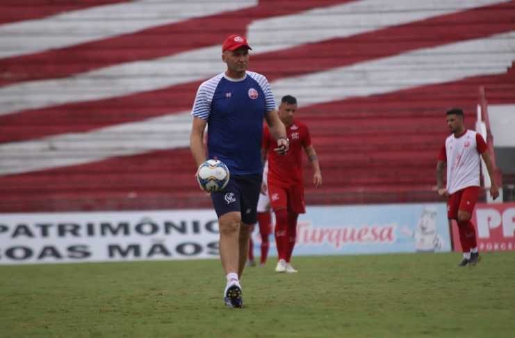 Focado na semifinal da Série C, Gilmar Dal Pozzo, técnico do Náutico, recebe convites de equipes catarinenses