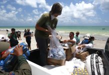 Governo de Pernambuco inicia coleta e análise de amostras da água das praias atingidas pelas manchas de óleo