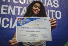 Paulo Câmara entrega 400 certificados de conclusão de cursos pelo Programa Juventude Presente