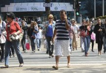 Taxa de desemprego no Brasil cai para 11,8%, revela IBGE