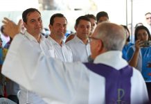 Paulo Câmara participa de missa de Finados, no município do Paulista