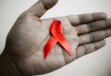 Pessoas vivendo e convivendo com HIV, fazem ato no Marco Zero, no Recife Antigo