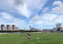 Alex Amado volta ao campo e inicia trabalho com bola: ‘Matando a saudade’