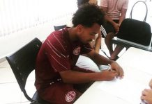 Perto de disputar a segunda Copa São Paulo, meia Claudinho celebra assinatura do seu primeiro contrato profissional com a Ferroviária: “Feliz demais”