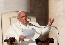 Papa Francisco pede que famílias recolham celulares e conversem nas refeições