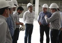 Paulo Câmara visita obra de fábrica de biscoitos em Igarassu