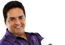 Lairton canta seus grandes sucessos no Clube das Pás