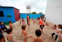 Colônia de férias resgata brincadeiras do passado e promove atividades para estimular movimentos corporais