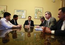 Paulo Câmara sanciona lei que proíbe entrada e circulação de carros a combustão, em Fernando de Noronha