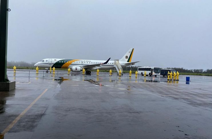 Brasileiros resgatados na China chegam à Base Aérea de Anápolis (GO)