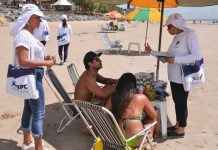 População recebe orientação na praia de Boa Viagem, sobre como combater o trabalho infantil