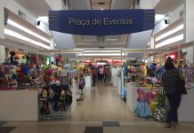Feirinha no Shopping Boa Vista, em Recife, traz variedade de fantasias para o Carnaval