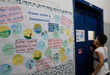 Estudantes ensinam famílias a se prevenir contra o novo coronavírus