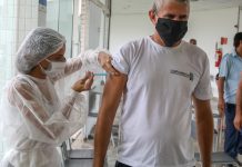 Motoristas e cobradores de Jaboatão, recebem vacina contra a gripe influenza e cestas básicas
