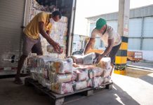 Governo de Pernambuco entrega cestas básicas para guias de turismo