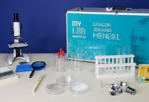 Estudantes recebem laboratórios portáteis gratuitamente para realizar experiências práticas em casa