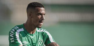 Cria da base, zagueiro Hiago valoriza invencibilidade na Chape e mira retorno ‘ainda melhor’ após a quarentena