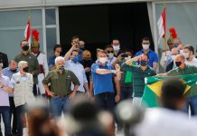 Bolsonaro vai a manifestação em frente ao Palácio do Planalto