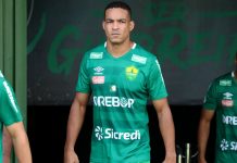 Após reestreia com gol diante do Goiás, atacante Jenison projeta participação do Cuiabá na Série B