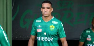 Após reestreia com gol diante do Goiás, atacante Jenison projeta participação do Cuiabá na Série B