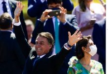 Presidente da República, Jair Bolsonaro, cumprimenta populares em solenidade de 7 de Setembro
