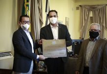 Paulo Câmara entrega placa comemorativa dos 85 anos, do Instituto Agronômico de Pernambuco-IPA