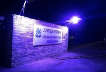 Prédio da Justiça Federal, em Recife, é iluminado de roxo em alusão ao mês da fibrose cística