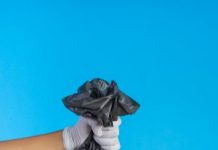 Descarte incorreto de materiais cortantes, como vidro quebrado e perfurantes, tem provocado muitos acidentes em profissionais que coletam lixo