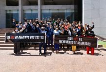 Ato contra aumento de custas reúne dezenas de advogados em frente à ALEPE