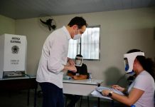 Governador de PE, Paulo Câmara, vota ao lado da primeira-dama, no bairro da Madalena, em Recife