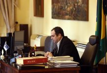 Paulo Câmara assina projeto de lei que reajusta auxílio financeiro pago às mulheres vítimas de violência