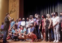 Teatro do Parque recebe trabalhadores em primeira apresentação cultural após restauro
