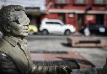 Prefeitura do Recife presta homenagem a Reginaldo Rossi, com estátua do cantor e compositor