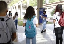 VOLTA ÀS AULAS PRESENCIAIS: alunos da rede estadual de Pernambuco retornam às escolas