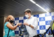 Prefeito do Recife, João Campos, entrega novos kits do programa Renda por App