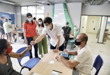 Prefeito do Recife, João Campos, visita Geraldão, no primeiro dia de vacinação para idosos a partir de 70 anos