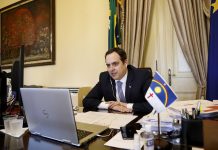 Paulo Câmara firma parceria com a Amazon para beneficiar pequenas empresas