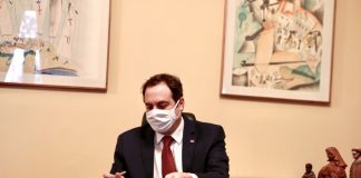 Paulo Câmara sanciona lei que regulamenta o programa ‘Professor Conectado’