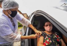 CAMARAGIBE: Drive-thru no Camará Shopping inicia vacinação para população a partir de 50 anos