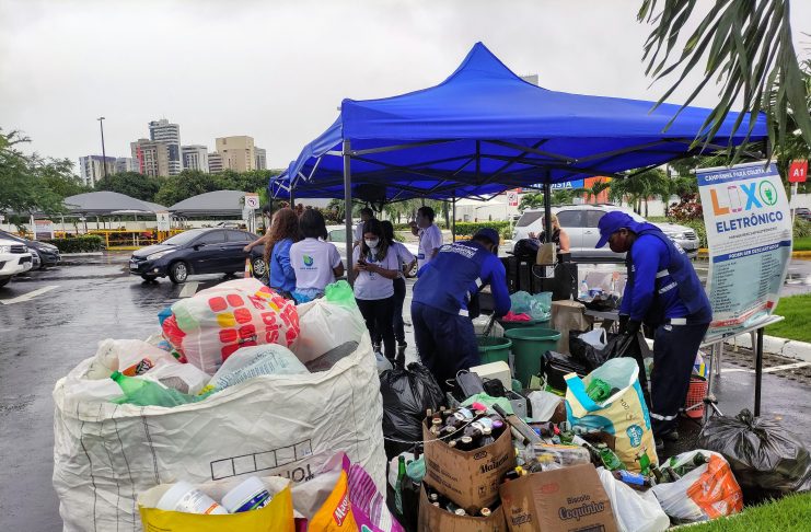 Ação da Prefeitura do Jaboatão, em parceria com o Shopping Guararapes, troca quase duas toneladas de material reciclável por mudas