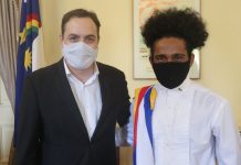 Governador de Pernambuco, Paulo Câmara, recebe ex-aluno da rede estadual, aprovado em nove universidades nos EUA