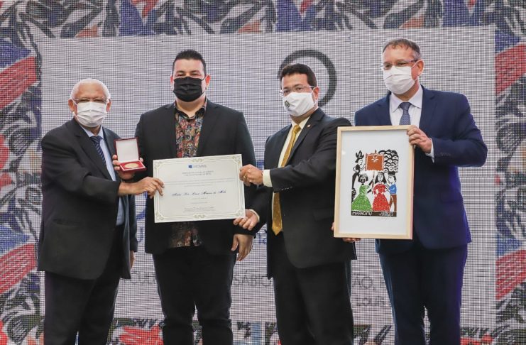 André Rio recebe medalha de Honra ao Mérito da Esmape
