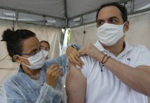 Governador de Pernambuco, Paulo Câmara, recebe segunda dose da vacina contra a Covid-19