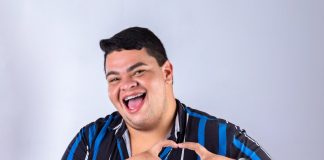 Humorista Moacyr Walker promove ação social com brincadeiras de criança, em Olinda