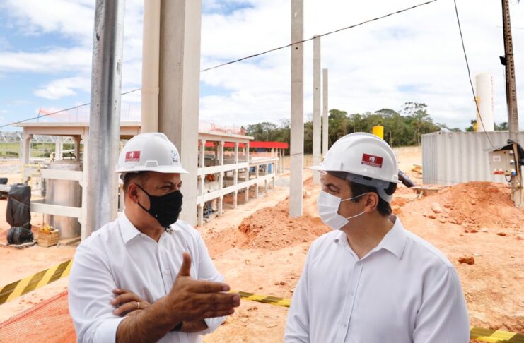 Paulo Câmara visita obras da unidade da Masterboi em Canhotinho