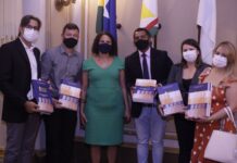 Luciana Santos entrega relatório final da Comissão da Verdade a gestores de escolas da rede estadual