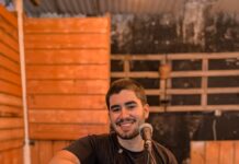 Som na Praça, no Shopping Costa Dourada, recebe o cantor Tiago Gurgel nesta sexta-feira (19)