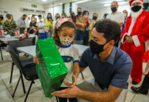 Crianças da rede municipal ganham presentes de Natal dos servidores do Jaboatão